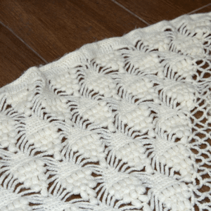 Poncho de lã branco em crochê - Imagem 3