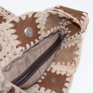 Bolsa artesanal de couro com crochê - Imagem 4