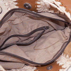 Bolsa artesanal de couro com crochê - Imagem 3